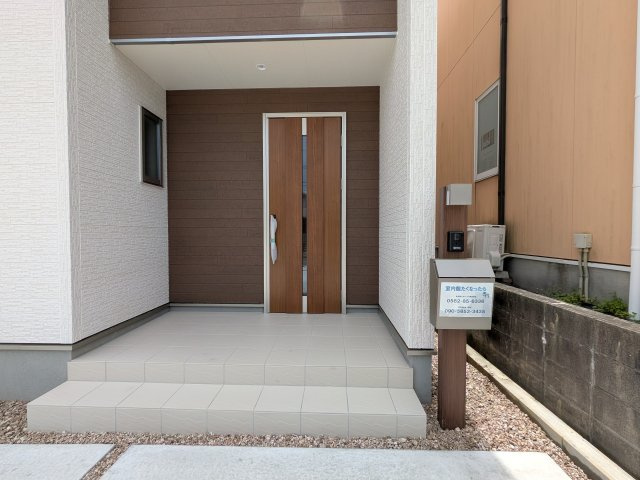 リーブルガーデン知多市梅が丘第5　1号棟の玄関|セキュリティー対策付きの玄関ドアとポスト