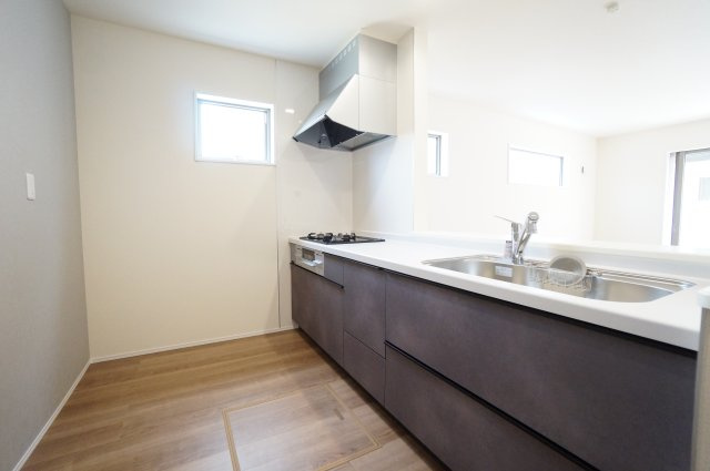 リーブルガーデン知多市梅が丘第5　1号棟のキッチン|グレーで落ち着いた雰囲気のキッチンは、使いやすく対面式カウンター付きで
家族の様子がわかります