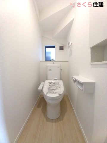 クレイドルガーデン　宇都宮市今宮第４　１棟のトイレ|階段下を有効活用したトイレです								
