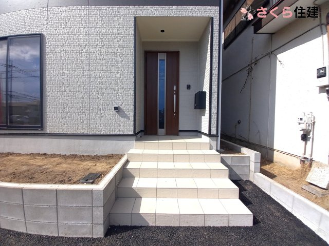 クレイドルガーデン　宇都宮市今宮第４　１棟の玄関|屋根と壁があるので雨の日の外出も安心