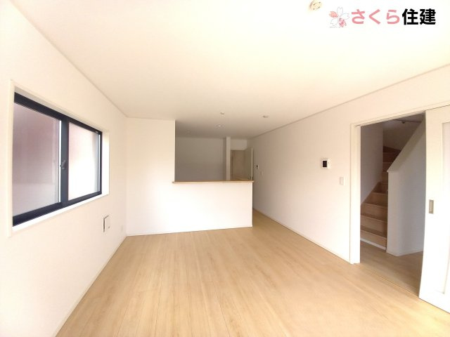 クレイドルガーデン　宇都宮市今宮第４　１棟の居間・リビング|西側にも窓がありより明るいリビングです									
