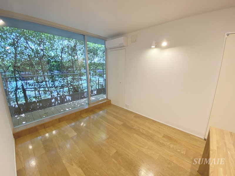 C_Roomsの洋室|窓が大きく開放的です☆