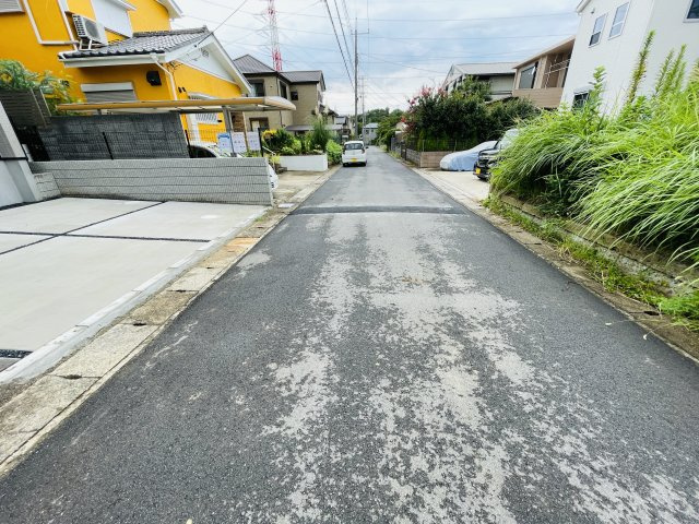 四街道市旭ケ丘1丁目2期【現地販売会】の前面道路含む現地写真