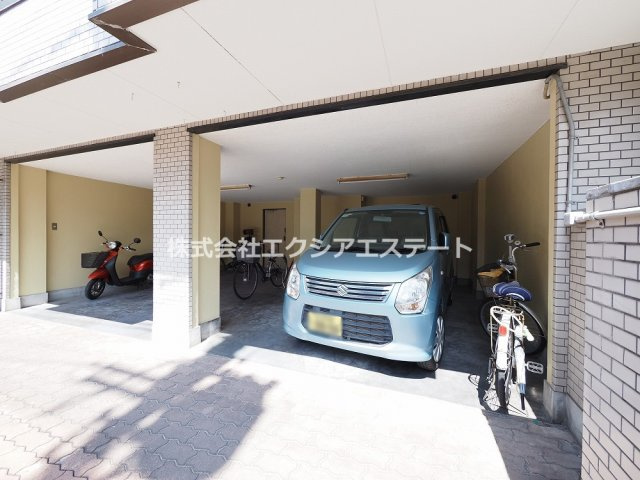 尚栄ドムスの駐車場