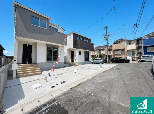 神戸市垂水区桃山台　第2期　新築一戸建ての前面道路含む現地写真|周辺は閑静な住宅街！前面道路広々で車の出し入れも便利です。駐車が苦手な方でも安心して車庫入れできます！
