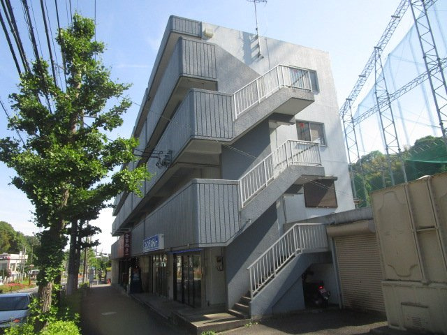 町田市小野路町の倉庫の外観