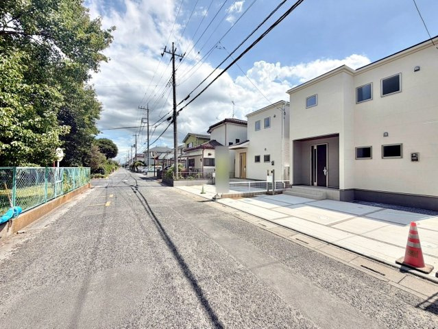 久喜吉羽第5　新築一戸建て　07　リーブルガーデンの前面道路含む現地写真