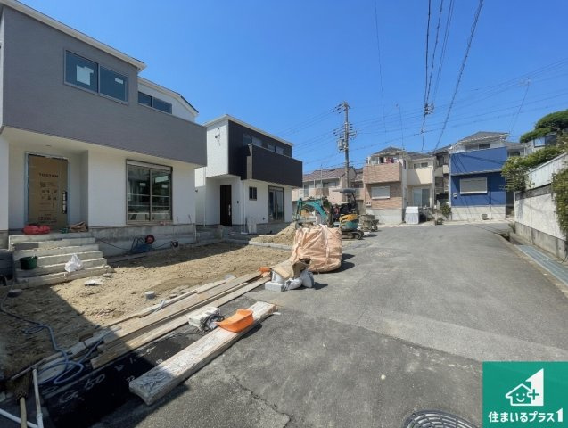 神戸市垂水区桃山台　第2期　新築一戸建ての前面道路含む現地写真|周辺は閑静な住宅街！前面道路広々で車の出し入れも便利です。駐車が苦手な方でも安心して車庫入れできます！