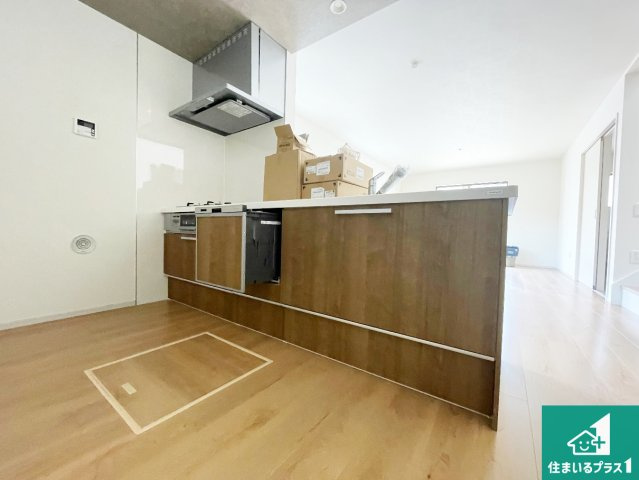 神戸市垂水区桃山台　第2期　新築一戸建てのキッチン|リビングと統一感があり、使い勝手のいいキッチン。広々としているので、二人並んで作業が出来ちゃいます。お子様と一緒に色々なお料理に挑戦できるスペースがあります。