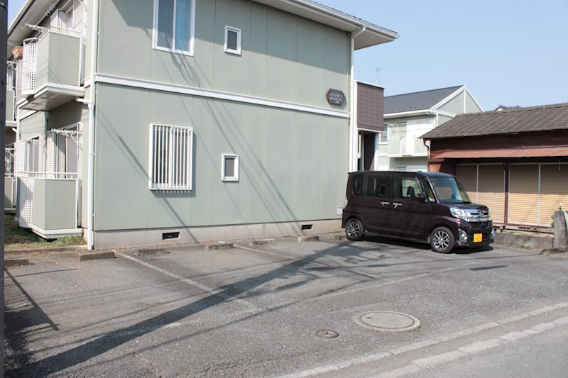 メゾンM1の外観|建物隣接する駐車場