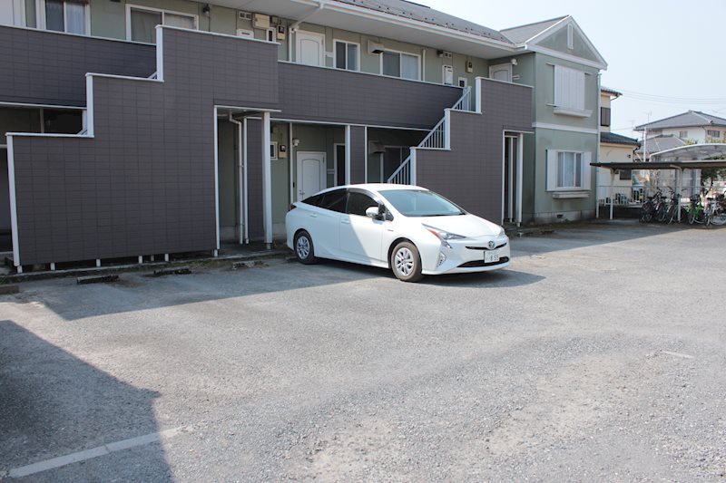 メゾンM1の外観|建物隣接する駐車場