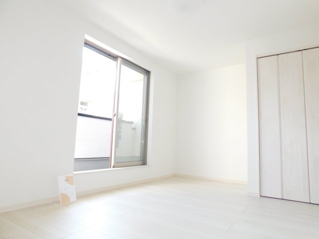 名古屋市北区上飯田北町４丁目の中古一戸建の収納|◇２階洋室◇　　南面で明るい洋室　全居室収納完備！　バルコニー付き♪　（２０２５年１０月リフォーム済）