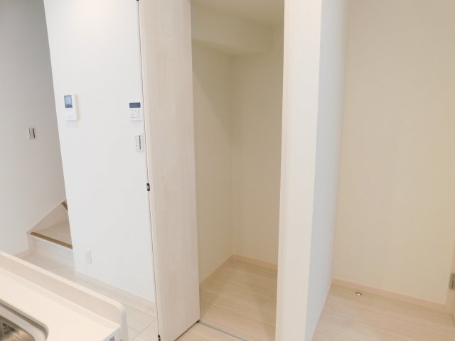 名古屋市北区上飯田北町４丁目の中古一戸建の収納|◇リビング収納◇　　キッチン用品が収納でき、パントリーとしても利用できます♪