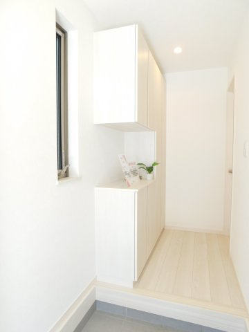 名古屋市北区上飯田北町４丁目の中古一戸建の玄関|◇玄関収納◇　　大容量の玄関収納付き♪　家族の靴などをしっかりと収納できます！