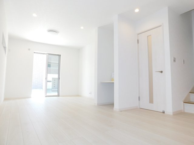 名古屋市北区上飯田北町４丁目の中古一戸建の居間・リビング|◇リビング◇　　南面で広くて明るいリビング♪　家族のコミュニケーションが自然と増えるリビング階段♪　（２０２５年１０月リフォーム済）