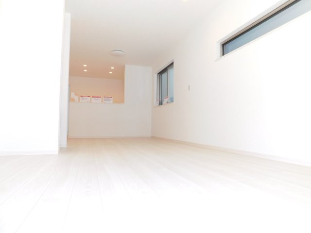 名古屋市北区上飯田北町４丁目の中古一戸建の居間・リビング|◇リビング◇　　南面で明るいリビング　会話が弾む対面キッチン♪　（２０２５年１０月リフォーム済）