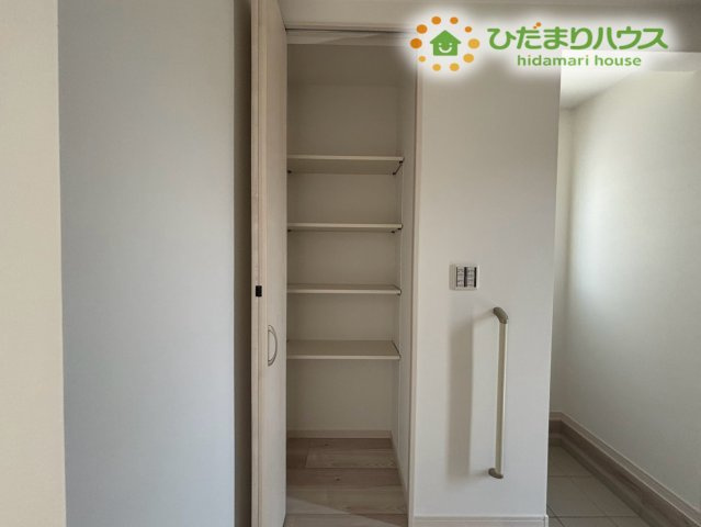 熊谷市柿沼　第2期　新築一戸建て　ワイウッドコート　02の収納|玄関ホールにある収納は、日用品や季節物の片付けに便利♪帰宅後すぐにしまえる動線で、家の中が散らかりにくく快適に保てます。使い勝手の良い位置にあるため、毎日の生活をしっかり支えてくれる設備です!