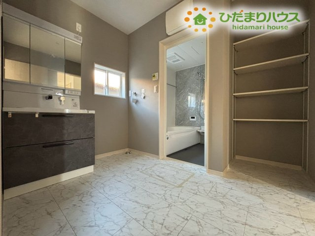 熊谷市柿沼　第2期　新築一戸建て　ワイウッドコート　02のランドリースペース|洗濯動線が整ったランドリースペースは、家事の効率がぐっと上がる嬉しい空間！洗濯機の配置や周辺の使い勝手が良く、毎日の洗濯がスムーズに進みます。家族の衣類管理がしやすい快適なスペースです!
