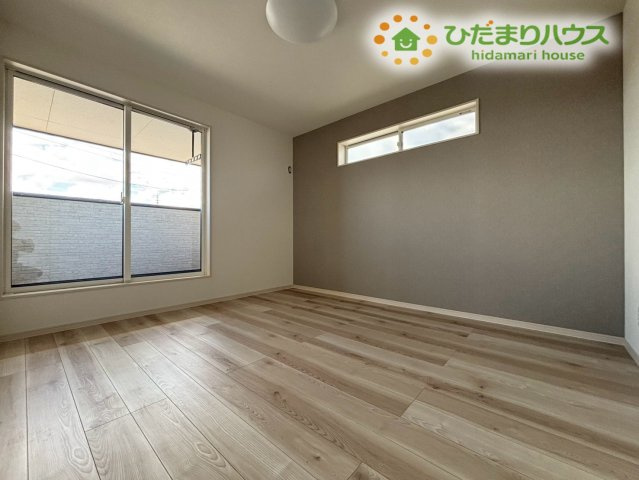 熊谷市柿沼　第2期　新築一戸建て　ワイウッドコート　02の寝室|バルコニーに面した主寝室は、朝の光が心地よく差し込む快適な空間☆ゆったりとした広さがあり、家具配置もしやすく落ち着いた時間を過ごせます。風通しも良く、一日の始まりを気持ちよく迎えられるお部屋です。