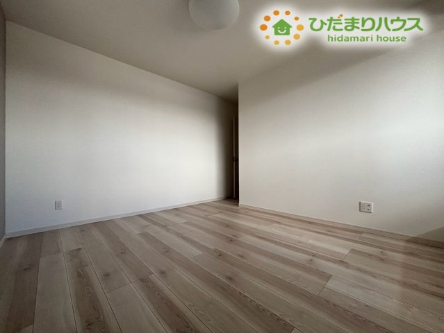 熊谷市柿沼　第2期　新築一戸建て　ワイウッドコート　02の寝室|十分な広さが確保された主寝室で、ゆったりとくつろげます(-ω-)/ベッドや収納家具を置いても余裕があり、生活スタイルに合わせたレイアウトが楽しめます。落ち着いた雰囲気で毎日の休息がより快適になります!