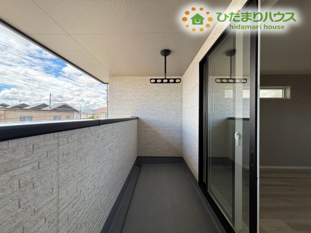 熊谷市柿沼　第2期　新築一戸建て　ワイウッドコート　02のバルコニー|日当たりの良いバルコニーは、洗濯物が乾きやすく家事がスムーズに進みます♪外の空気を感じながら過ごすちょっとした時間にもぴったりで、暮らしの中に心地よさを添えてくれる魅力的な場所です!