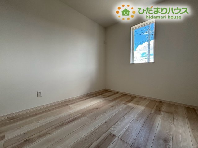 熊谷市柿沼　第2期　新築一戸建て　ワイウッドコート　02の子供部屋|明るい光が差し込む子供部屋は、学習や遊びがしやすい心地よい空間★成長に合わせて使いやすい広さがあり、家具の配置もしやすいのが魅力です。家族の生活に自然と馴染む快適なお部屋が整っています!