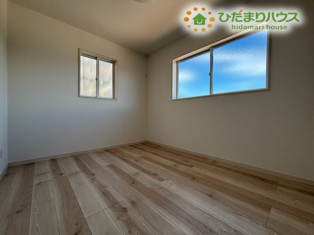 熊谷市柿沼　第2期　新築一戸建て　ワイウッドコート　02の洋室|2面採光で明るさがたっぷり広がる洋室。風通しも良く、心地よい空気が流れる快適な空間です。学習や仕事、趣味の時間も集中しやすく、家族それぞれが過ごしやすいお部屋として活躍します!