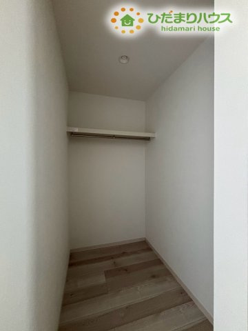 熊谷市柿沼　第2期　新築一戸建て　ワイウッドコート　02の収納|大容量のウォークインクローゼットは、衣類や荷物をすっきり収納できます。これだけのスペースがあれば、お部屋が散らかりにくく快適に保てますね。毎日の支度がしやすく、暮らしの効率がぐっと上がります！
