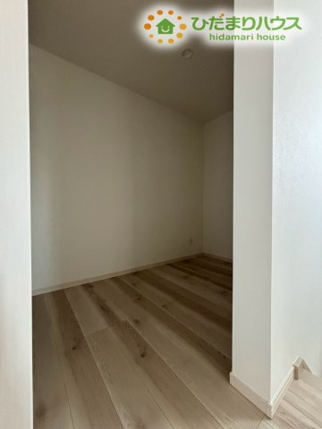 熊谷市柿沼　第2期　新築一戸建て　ワイウッドコート　02の収納|3帖の納戸です。日用品や季節物、趣味の道具までしっかり片付けられ、生活空間がすっきり保てます。使い分けができるため、家族の暮らしに寄り添う便利な収納スペースです(*^-^*)