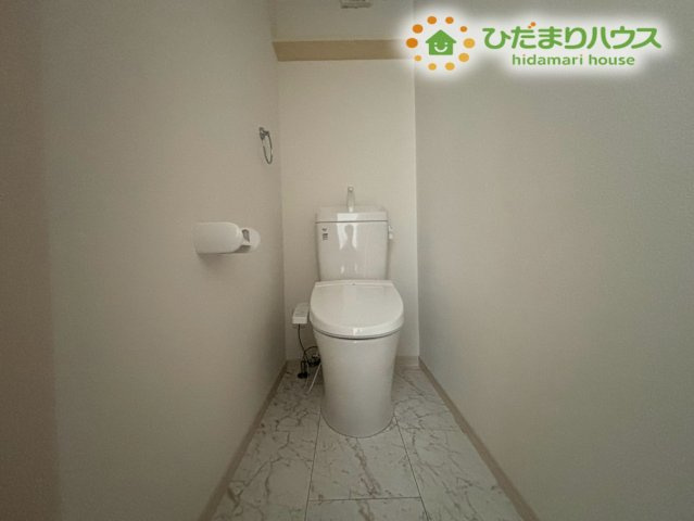 熊谷市柿沼　第2期　新築一戸建て　ワイウッドコート　02のトイレ|清潔感のあるトイレは、使いやすさと快適さが両立した空間♪お手入れがしやすい設備が整っており、毎日気持ちよく使えるのが嬉しいポイントです。落ち着いた雰囲気で家族みんなが安心して利用できます!