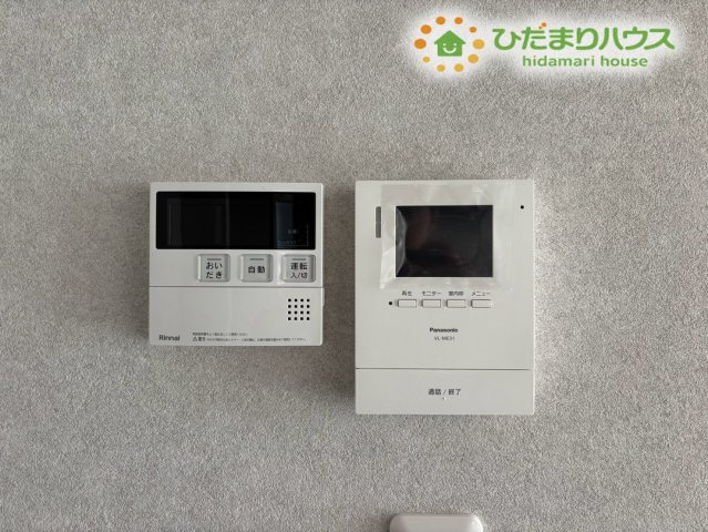熊谷市柿沼　第2期　新築一戸建て　ワイウッドコート　02のセキュリティ|来客確認がしやすいTVモニター付きインターフォンは、防犯面でも安心できる設備です。給湯器パネルも近くにあり、生活動線が整った使いやすい配置になっております。毎日の暮らしをしっかり支えてくれます。