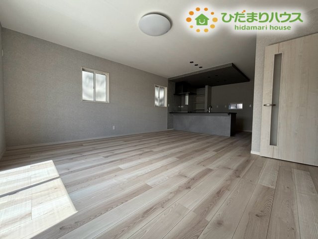 熊谷市柿沼　第2期　新築一戸建て　ワイウッドコート　02の居間・リビング|19.7帖の広々としたLDKは、開放感たっぷりで家族がゆったり過ごせる空間です♪大きな窓から光が差し込み、食事や団らんの時間がもっと楽しくなる心地よさが広がります。