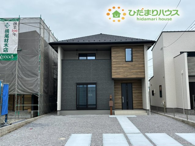 熊谷市柿沼　第2期　新築一戸建て　ワイウッドコート　02の外観|買い物施設が徒歩圏内に揃う便利な立地★日々の食材調達やちょっとした買い物がスムーズにでき、忙しいご家庭でも負担が少ない環境です。生活に必要な施設が近く、暮らしやすさが嬉しいポイントです。