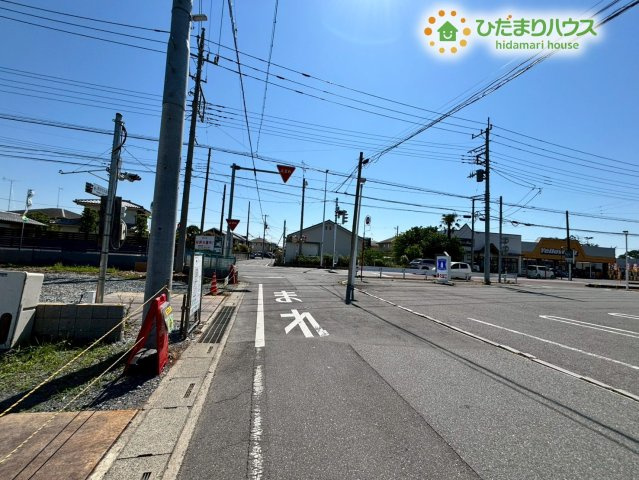 熊谷市柿沼　第2期　新築一戸建て　ワイウッドコート　02の前面道路含む現地写真
