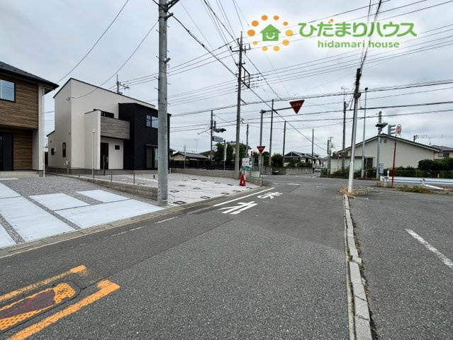 熊谷市柿沼　第2期　新築一戸建て　ワイウッドコート　02の前面道路含む現地写真|南東側道路で明るさと開放感が心地よい立地。周辺も落ち着いた雰囲気で、安心して暮らせる住環境が整っています!