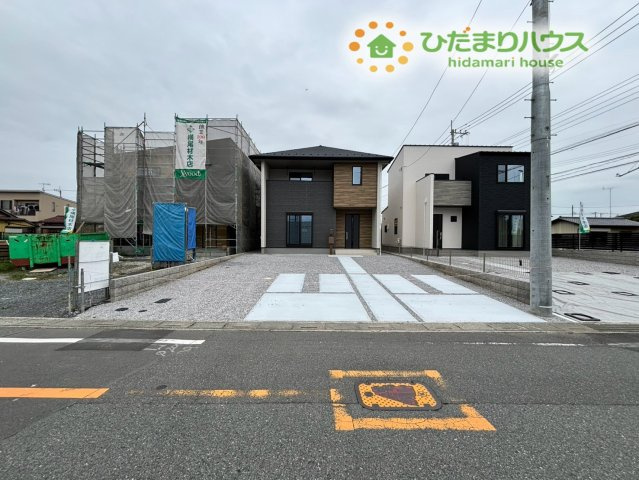熊谷市柿沼　第2期　新築一戸建て　ワイウッドコート　02の駐車場|並列2台の駐車スペースが確保されたゆとりある敷地です。車の出し入れがしやすく、来客時にも安心して使えます。荷物の積み下ろしやお子様の乗り降りもスムーズで、毎日の外出が快適に感じられます!