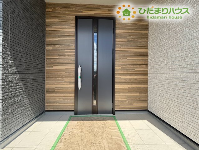 熊谷市柿沼　第2期　新築一戸建て　ワイウッドコート　02の玄関|広々とした玄関ポーチは、雨の日でも落ち着いて出入りできる嬉しいスペース♪荷物が多い日やお子様連れの外出時にも使いやすく、ゆとりあるアプローチが毎日の暮らしを快適に支えてくれます!