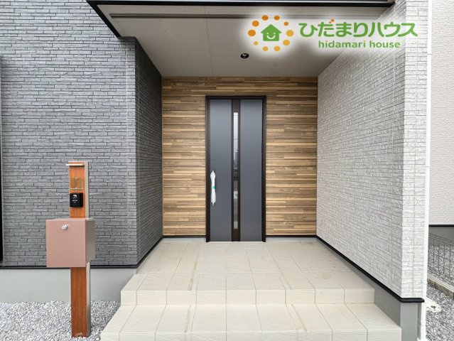 熊谷市柿沼　第2期　新築一戸建て　ワイウッドコート　02の玄関|広々とした玄関ポーチは、雨の日でも落ち着いて出入りできる嬉しいスペース♪荷物が多い日やお子様連れの外出時にも使いやすく、ゆとりあるアプローチが毎日の暮らしを快適に支えてくれます!