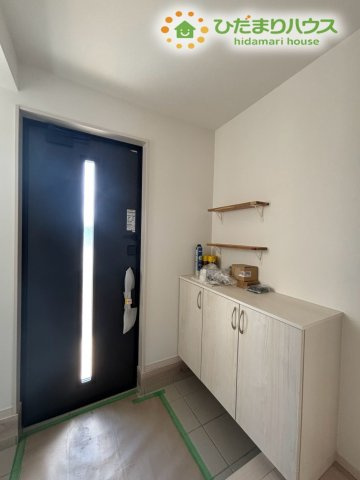 熊谷市柿沼　第2期　新築一戸建て　ワイウッドコート　02の玄関|玄関は、家族が同時に出入りしても窮屈さを感じない広さがあります。ベビーカーや荷物の置き場にも困らず、朝の支度がスムーズに進む快適な空間が整っています。来客時にも印象の良い玄関です!