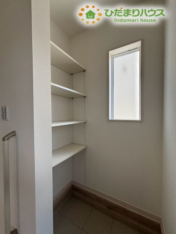 熊谷市柿沼　第2期　新築一戸建て　ワイウッドコート　02の収納|靴やアウトドア用品をたっぷり収納できるシューズクローク◎玄関が散らかりにくく、いつでも気持ちよく迎えられる空間を保てます。家族の靴が増えても安心の収納力で、暮らしの快適さがぐっと高まります!