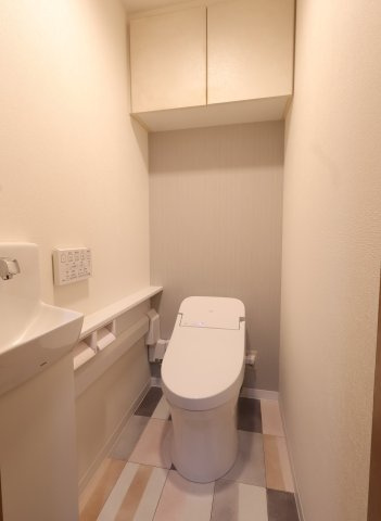 サーパス大輪町のトイレ|収納・手洗い付きのトイレ