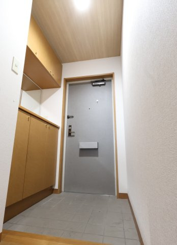 サーパス大輪町の玄関