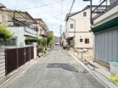 【前面道路含む現地写真】 | 住道矢田６丁目　新築一戸建 | 全室収納有！収納場所に困らず綺麗な室内を保てそうですね！家族の思い出も大切にしまっておけますね！
