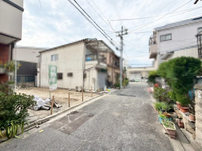 【前面道路含む現地写真】 | 住道矢田６丁目　新築一戸建 | 東向きにつき日当たり良好！たっぷりの陽光に包まれる明るい住まい！ぜひ現地でお確かめください♪
