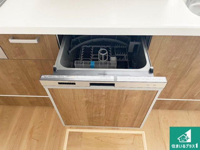 神戸市垂水区桃山台　第2期　新築一戸建ての設備|食事後の一仕事、食器洗いをボタン一つでお任せできちゃいます！場所を取らないビルトイン式なので、お料理スペースもしっかり確保！