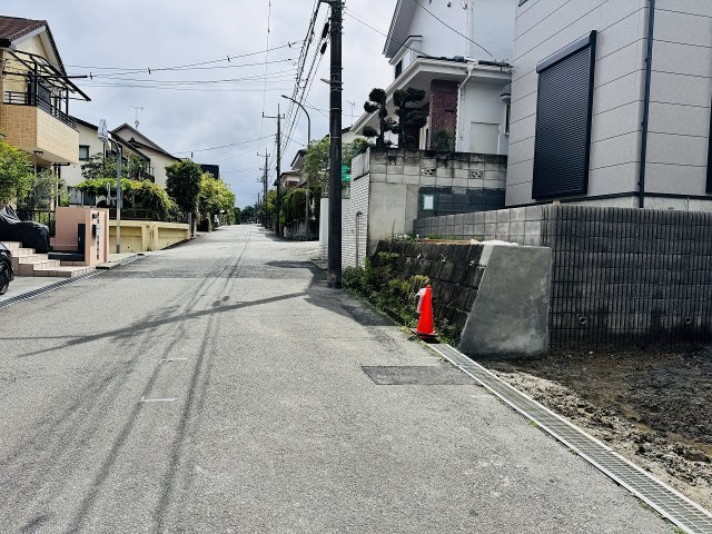 八王子市　長沼町　新築一戸建て　５期の前面道路含む現地写真|～6.6ｍ道路に面しているため駐車もしやすいです～
