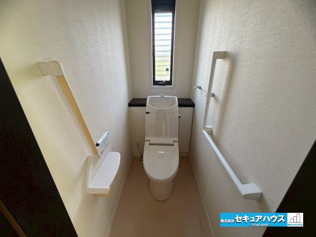 【中古戸建】東浦町大字石浜字菰蓋のトイレ|【浴室】
◆アクセントパネルで落ち着きのある雰囲気を演出します。毎日の疲れを癒やすバスタイムをお楽しみ下さい！
◆窓付きで、カビの繁殖を抑える効果があります。