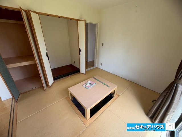 【中古戸建】東浦町大字石浜字菰蓋の和室|【和室】
◆落ち着いた雰囲気の和室は、くつろぎ空間としてはもちろん、お子様の遊び場や来客時にも活躍します！