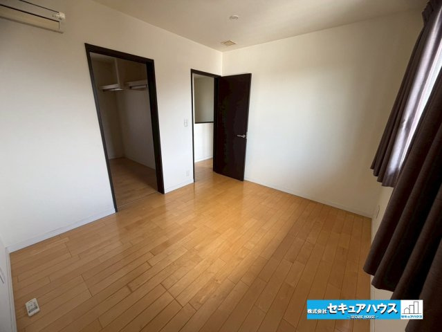 【中古戸建】東浦町大字石浜字菰蓋の洋室|【洋室】
◆広々とした居住空間は日々の暮らしを彩り、心のやすらぎと満足感を与えてくれます。通風と採光を考慮した設計は子供たちはのびのび育ち、家族でくつろぎと団らんを生み出します。