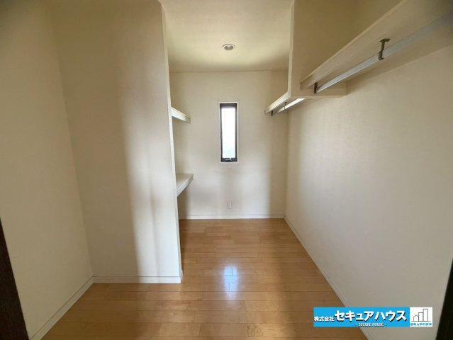【中古戸建】東浦町大字石浜字菰蓋の収納|【ウォークインクローゼット】
◆ウォークインクローゼットのある住まいで収納上手な生活を実現！衣類だけでなく、箱物や思い出の品もたっぷり収納できますので整理整頓もスムーズに。居室空間をより広々と使えます